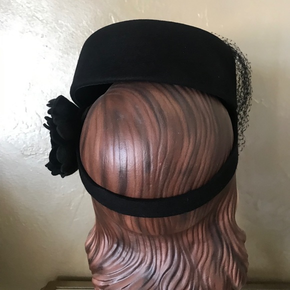 GRACEFUL 1930s\' BLACK FELT TILT HAT WITH FELT \